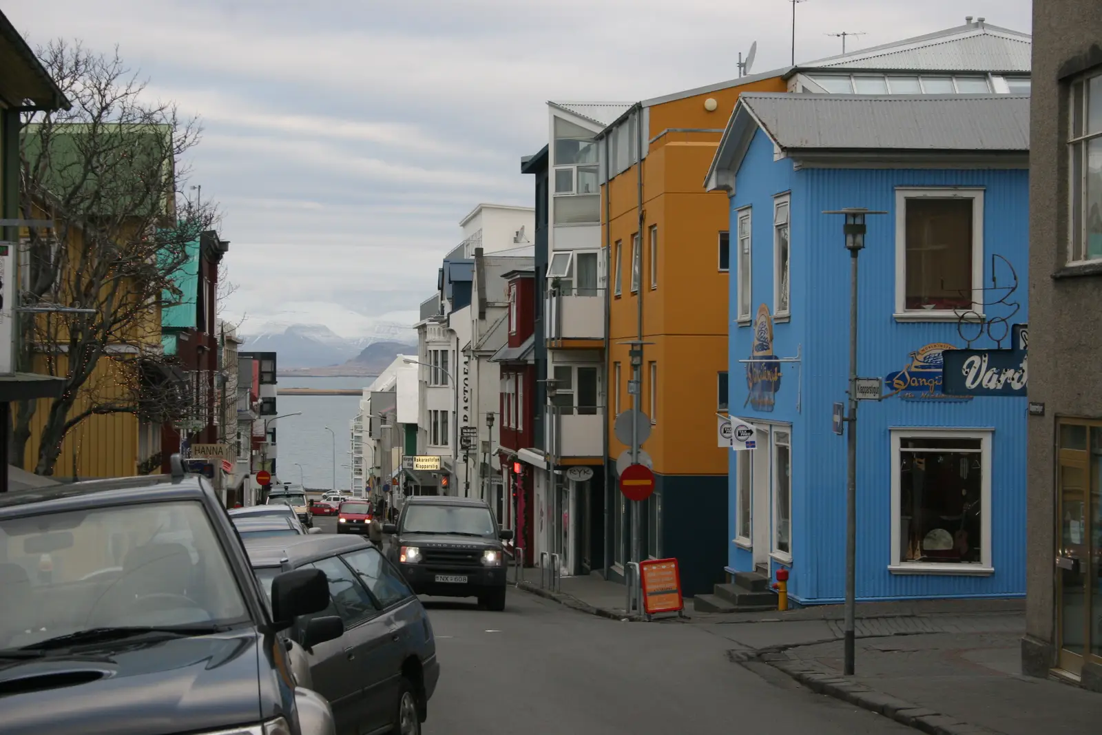 Färgglada bostadshus i Reykjavik