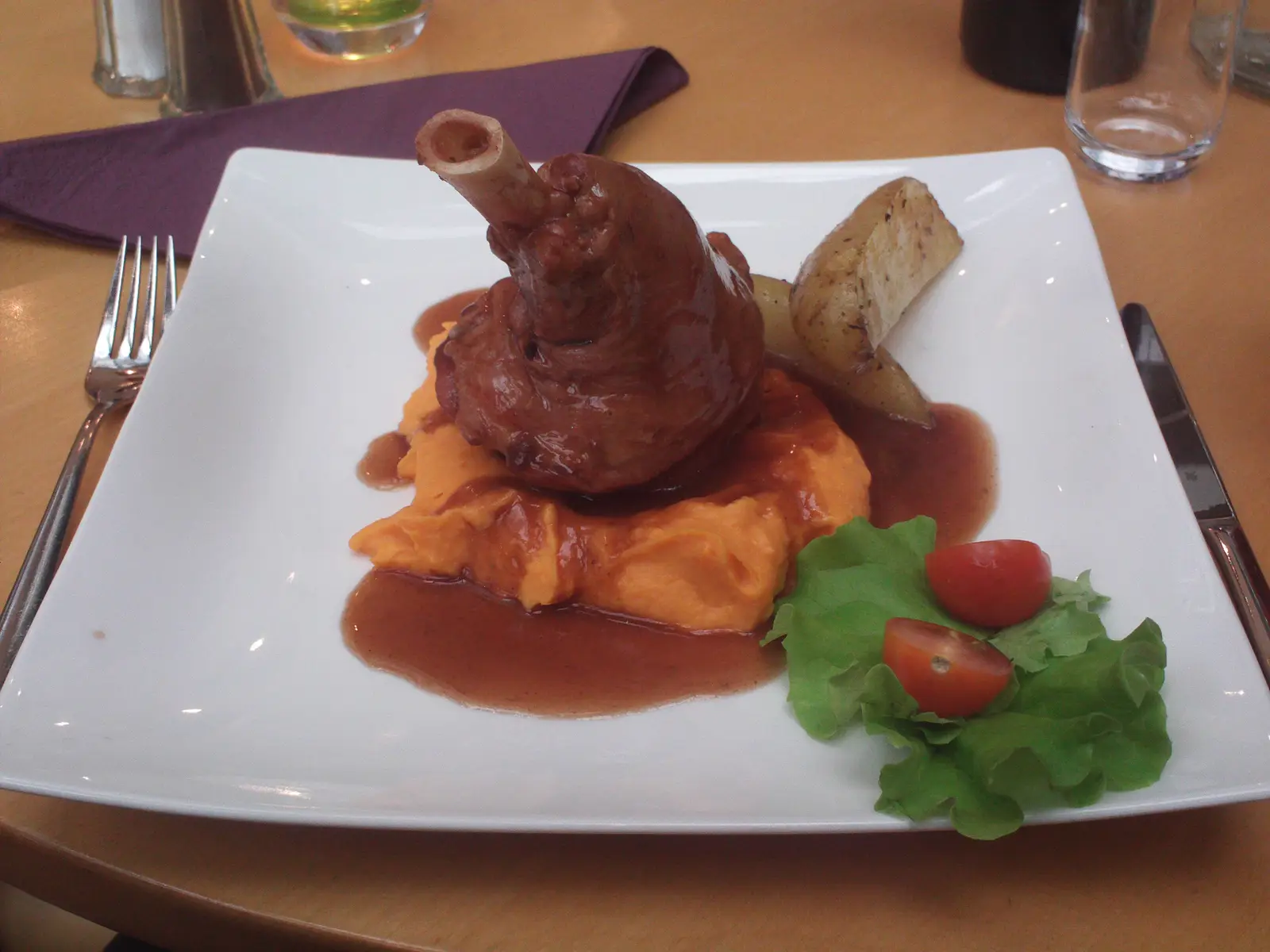 Isländsk lammrätt serverad på restaurang i Reykjavik