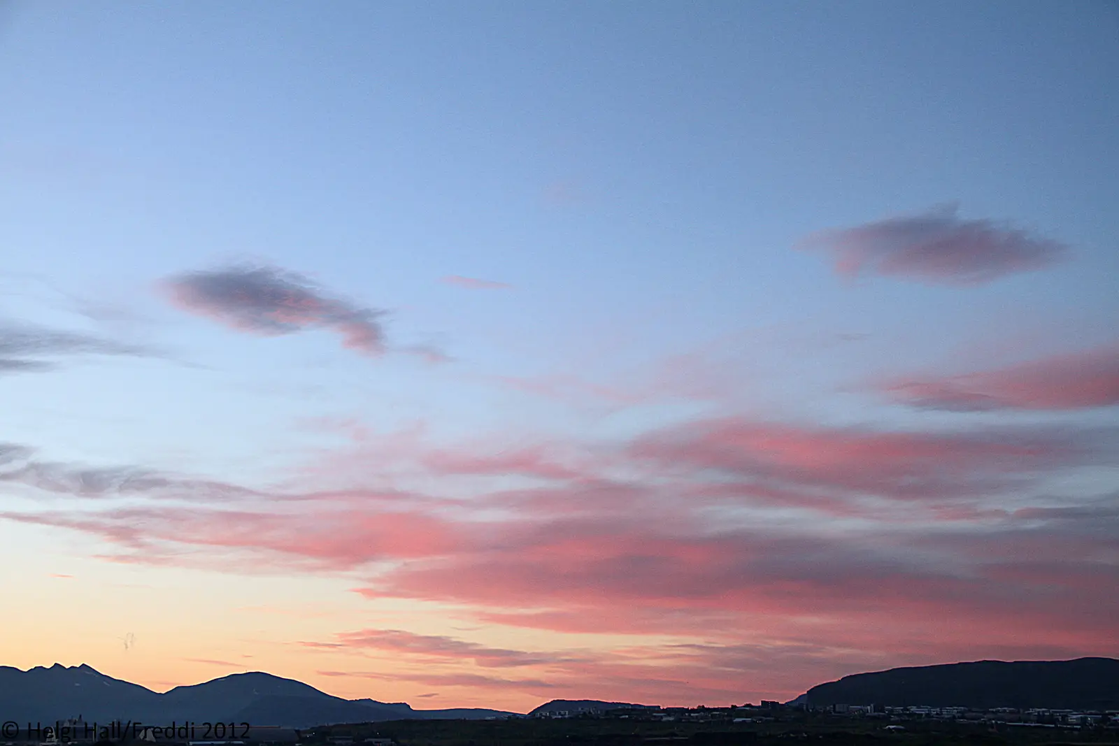 Reykjavik upplyst under en ljus sommarnatt