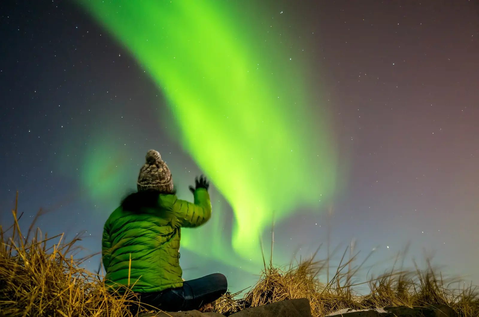 Norrsken över Reykjavik en vinterkväll