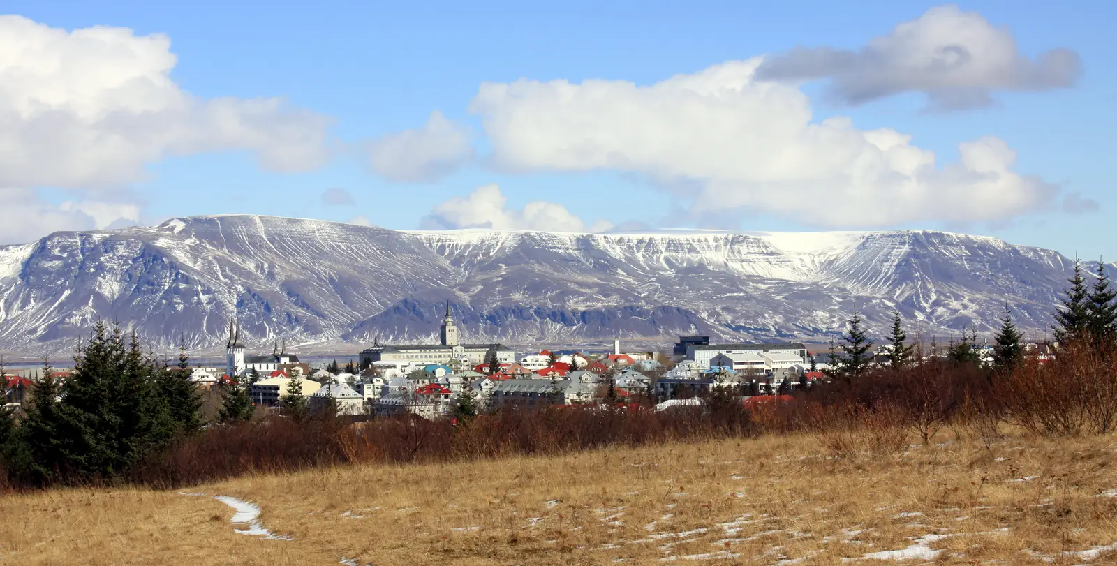 Esja sedd från Reykjavik
